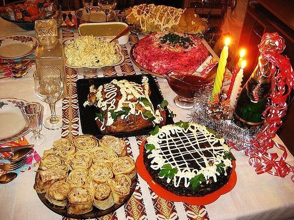 Один из лучших способов держать себя в нужном русле – это приготовить здоровые новогодние закуски.  Для этого вы можете сделать новогодние блюда с низким содержанием калорий и пригласить к себе гостей. Скорей всего они будут благодарны вам.