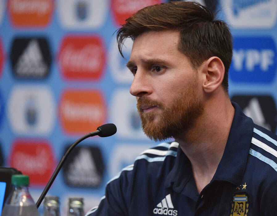 Месси даёт интервью. Подписывайтесь на канал и будьте в курсе самых интересных событий из мира футбола!
Фото взято с сайта lajmesportive.al