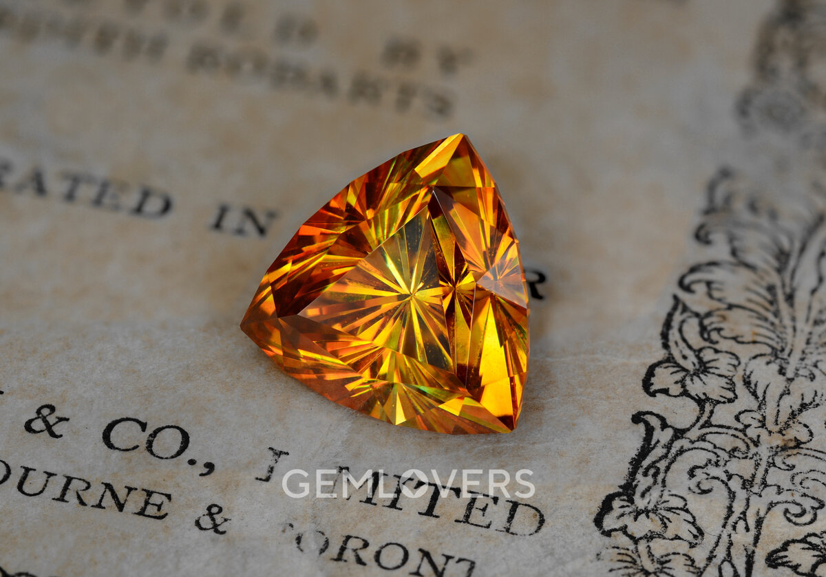 На фото: сфалерит огранки триллион