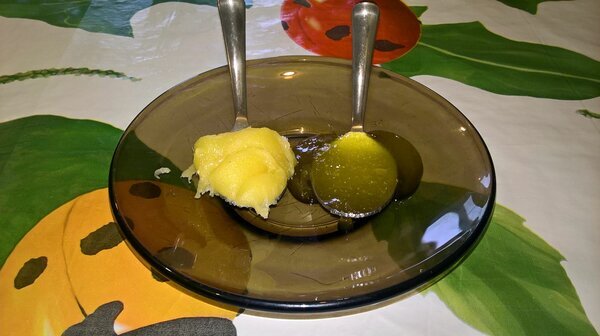 Это один и тот же мёд из одной емкости, разлитый в одно и то же время. Тот, что слева я оставил на пасеке, а тот, что справа, забрал домой, в квартиру. Удивительно, правда?