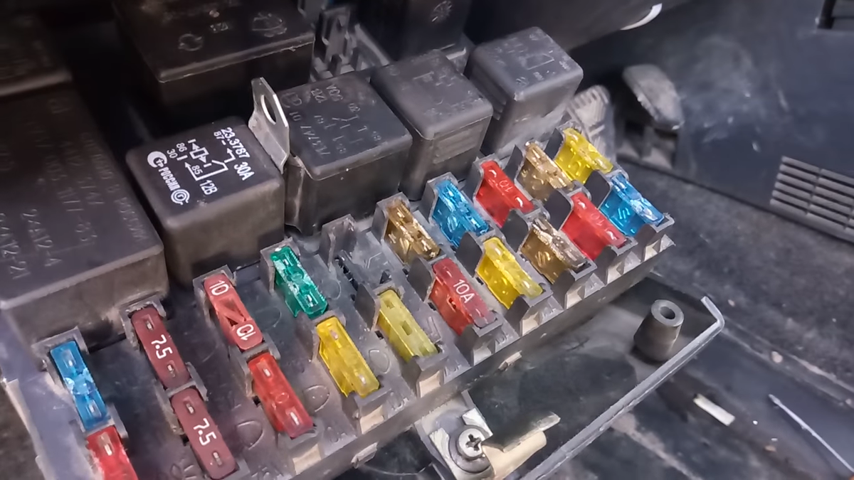 Почему отказали стеклоподъемники. Реле стеклоподъемников калина 2. Почему отказали стеклоподъемники. Реле стеклоподъемников 2110. Блок реле стеклоподъемников приора.