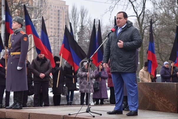  101 год назад была провозглашена Донецко-Криворожская республика, главной задачей которой была защита интересов трудящихся. Эта же основная цель в 2014 году послужила провозглашению Донецкой Народной Республики.
Донецко-Криворожскую Республику и Донецкую Народную Республику разделяет столетие. Но враг остается прежним – украинский национализм.
А связующим звеном нашего общего прошлого, настоящего и будущего является четкое осознание Донбасса неотъемлемой частью Русского мира.
Мы так же, как и наши предки, хотим вместе с народом России идти к новым победам и готовы делать все для сохранения завоеваний наших дедов и прадедов.
Нас не сломила война, потому что сила нашего духа несокрушима. Мы сильны духом и уверены в себе, потому что нам есть на кого равняться. Жители Донецкой Народной Республики помнят и чтят героическое прошлое своей Родины.