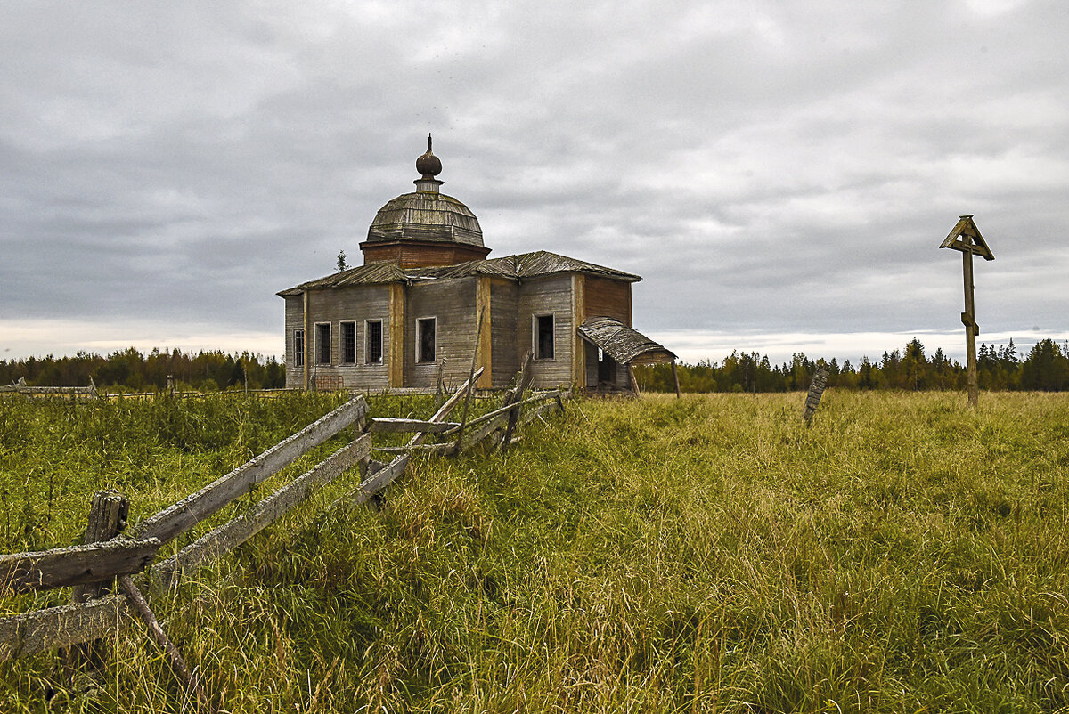 Деревня Луда Приморского района. За деревней в поле стоит деревянная однокупольная церковь Рождества Богородицы. Она в плачевном состоянии, крыша скоро рухнет
