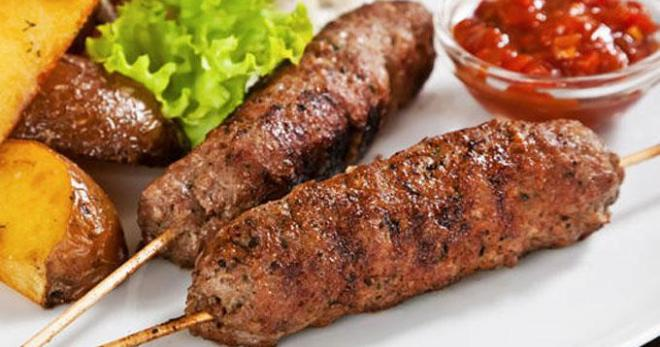 Шашлычок из фарша еще можно назвать луковый шашлычок или шашлычок в луковых дольках. Нанизывают такие шашлычки на шпажки, а готовят на мангале, гриле или в духовке, а на столе они смотрятся очень необычно, и всегда у окружающих возникает вопрос, а что это. Ничего сложного в приготовлении, и быстро, и вкусно.