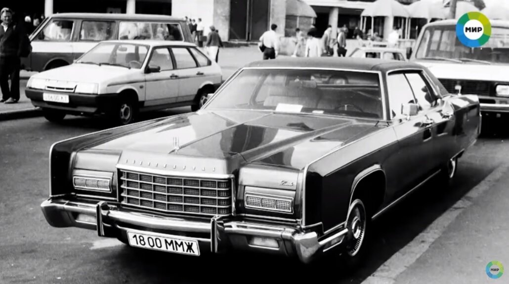 Скрин с телеканала "МИР" сама фотография сделана в 1989 году на привокзальной площади в Риге, хранителем Рижского мотор-музея Валдис Клявиньш