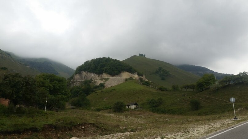 Пейзажи по дороге к озеру Кезеной-Ам. На фото виден одинокий домик, которому уже много лет