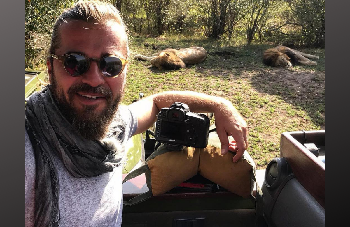 На фото турецкая звезда Энгин Алтан снимает дикую природу в Африке