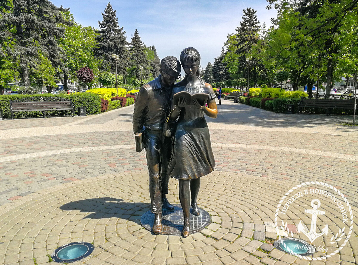 Памятник Шурику и Лидочке на ул. Красной