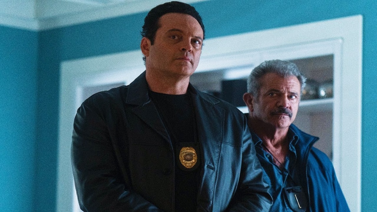 Должен заметить,что сцены стрельбы ,ранений,убийств поставлены очень убедительно. Отрываются пальцы,разлетаются мозги, хлыщет кровушка- всё очень чётко. Но если бы всё было так просто! Ведь и сюжет и хорошая мотивация героев и прописанная линия- всё на отлично.  Вы не заскучаете за просмотром этого фильма, это невозможно.