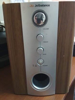 в отражении ручки я фотографирую с смартфона сабвуфер :)