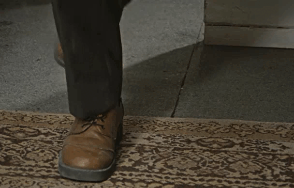 — Я когда её вижу, у меня прямо ноги подкашиваются. — А ты не стой, ты сядь!