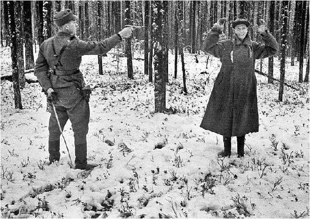 Одна из самых известных фотографий войны. Финский офицер пускает пулю в русского разведчика. Финская сторона скрывала этот снимок около 20-ти лет, так как он является доказательством их преступлений. Фото из открытого источника.