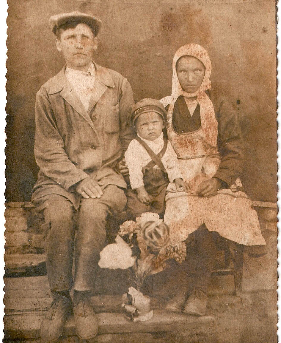 Маленький отец и его родители