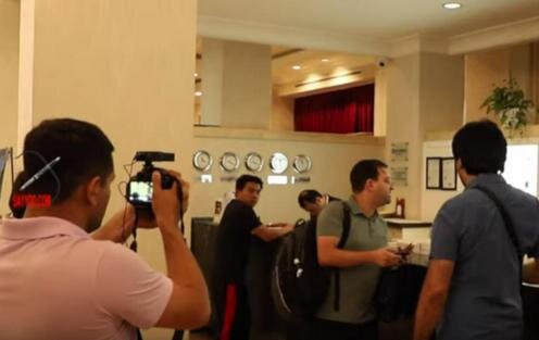  Кадр из записи, снятой в холле гостиницы. Крайний справа – Сардор Камилов, рядом с ним – Стив Свердлов. Видео, выложенное на YouTube-канале #sayyodcom