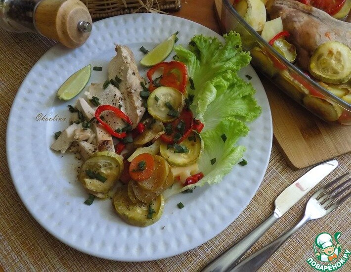 Диетическое блюдо. Куриная грудка с овощами ассорти, замаринованная в натуральном соевом соусе и запечённая в духовке в собственном соку и соке овощей.
