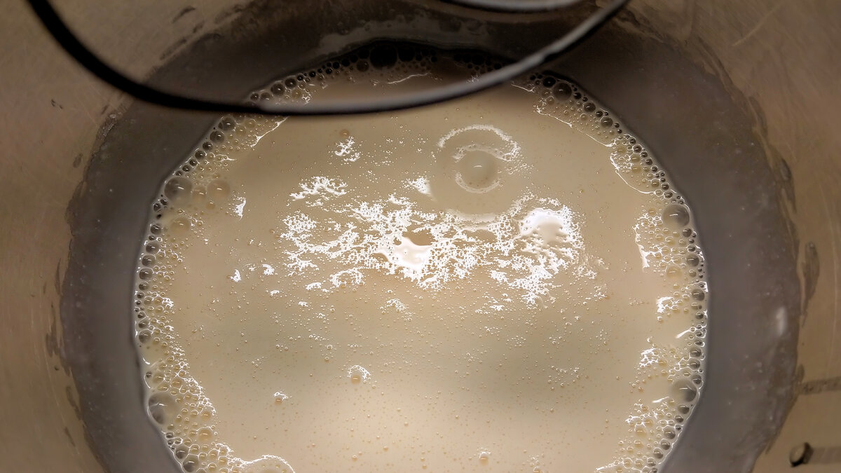 Сметана с яйцами.