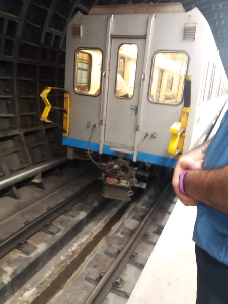В метро Москвы расцепился поезд. Машинист удивил и спас пассажиров (ВИДЕО)