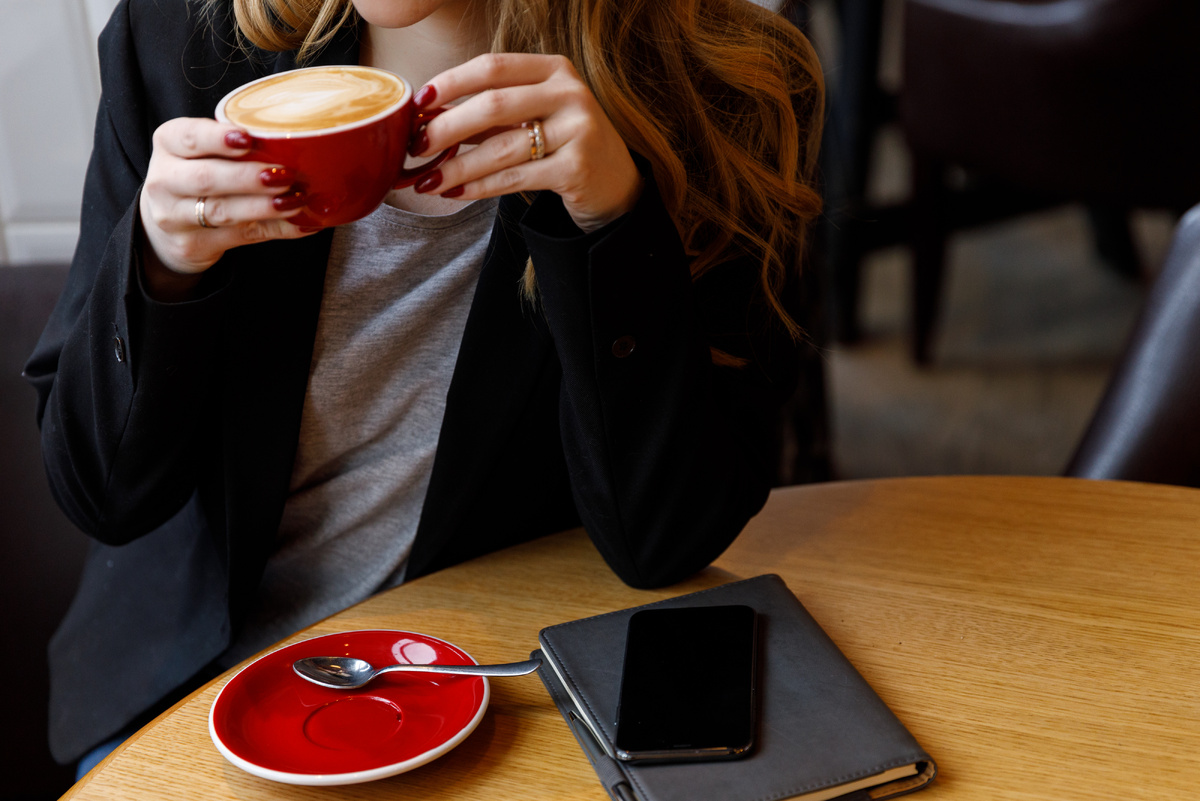 Что за 🤬, подумала я 5 лет назад, устроившись на работу специалистом по госзакупкам к заказчику! И знаете, что я первым делом сделала!? Открыла 44-ФЗ и начала читать 🤪
По порядку, статья за статьей! Что я поняла тогда?! НИЧЕГО!
Мой вам совет - хотите изучить госзакупки - не начинайте с чтения закона о госзакупках! Нудно и непонятно! 
К моему счастью, я работала не одна, и коллеги помогли мне разобраться! Не сразу! Не за 1 разговор! Я до сих пор изучаю закон и сотни подзаконных актов к нему! И сегодня я знаю гораздо больше, чем 5 лет назад!
Из года в год: статьи, семинары, курсы, решения ФАС и судебные - изучаю всё! До сих пор интересуюсь мнением коллег и делюсь своим!
Поэтому совет №2 - не стесняйтесь спрашивать и учиться! Представляю, что бы было, если бы я молча одна прочитала закон и начала работать, как понимаю 🙈 Это нормально не знать! Это нормально спросить! Ошибка может стоить гораздо дороже консультации.
Да, своим опытом и знаниями я бесплатно делюсь только в блоге! Личная консультация стоит денег: вы зарабатываете, продавая товары государству, я зарабатываю, продавая знания о том, как можно заработать вам.
Поэтому ответ на заголовок статьи - как разобраться в госзакупках за 1 месяц - зависит от целей изучения!
Если вы просто хотите периодически поставлять товары, выполнять работы и выполнять услуги - то вам достаточно будет базовой информации с любого обучающего курса. И тут 1 месяца хватит!
Если вы хотите стать экспертом в этой узкой юридической сфере - тут учиться можно бесконечно!