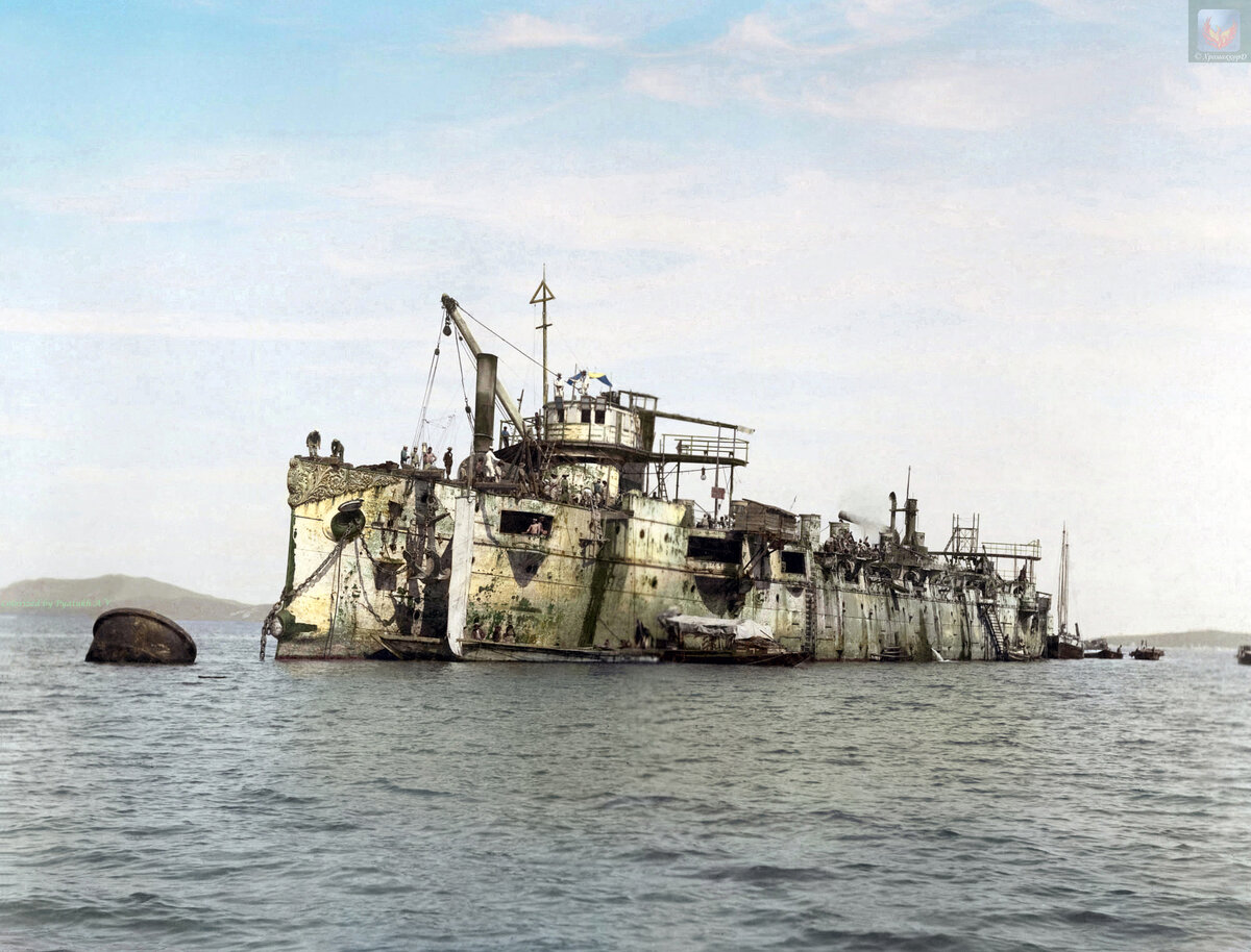 Поднятый японцами крейсер "Варяг". Лето 1905 года. Колоризированная фотография. Чёрно-белый оригинал взят из открытых источников.