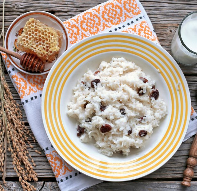 На поминки рис с изюмом как называется. Кутья поминальная рис. Кутья с изюмом. Кутья с рисом. Рисовая каша кутья.