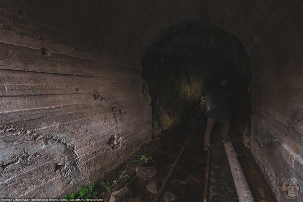 Путешествие по заброшенной узкоколейной железной дороге среди гор! (19 фото)