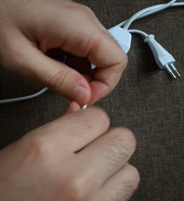 Зачищаю провода тем, что было под рукой. 