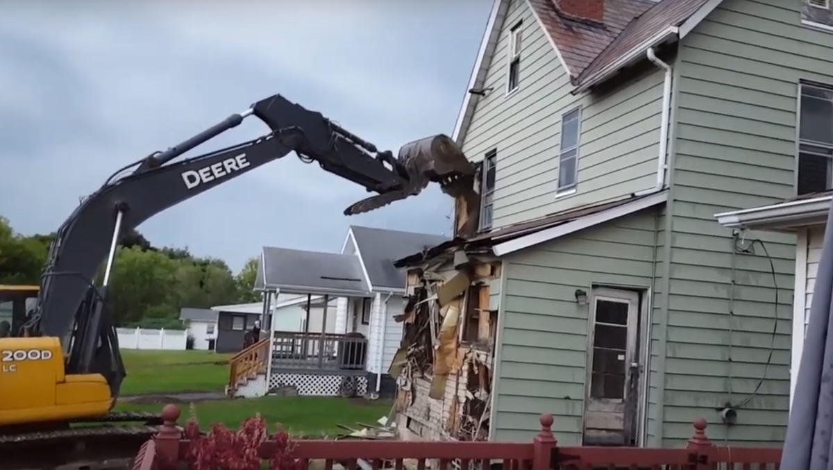 Снос собственности. Кадастр здания. Споры по земельным вопросам. Незаконные постройки. Спецтехника для сноса зданий.