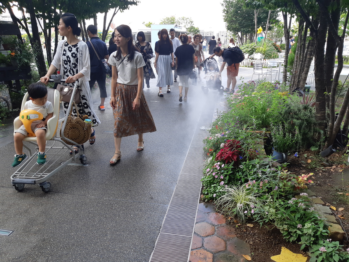 Из щелей в решётках разбрызгивается холодная вода.