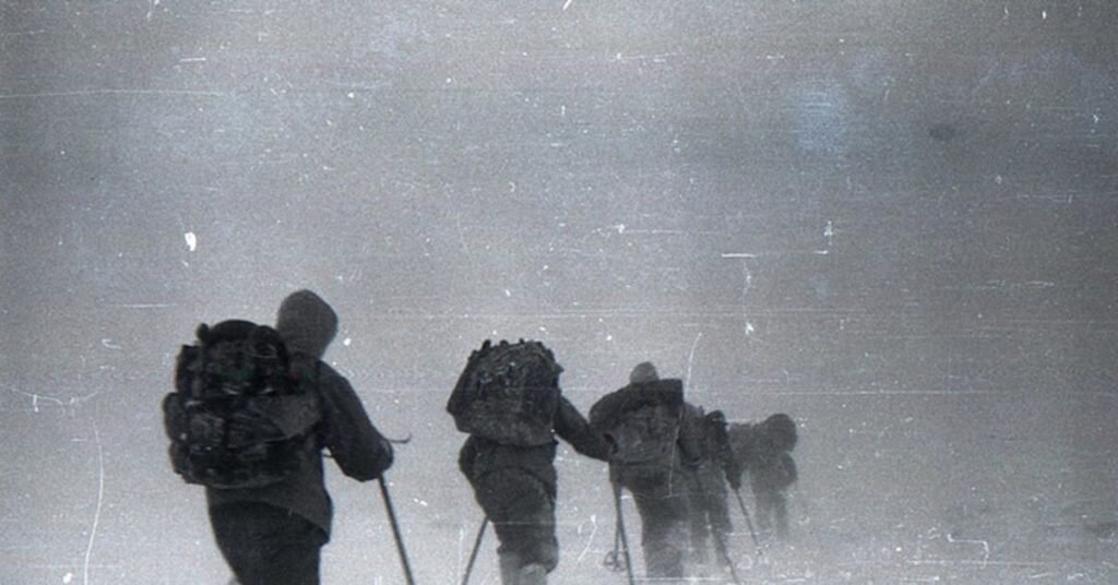 Тайна гибели уральских туристов из группы Дятлова в далеком 1959 году остается одной из неразгаданных тайн прошлого века. Но, похоже, и ей приходит конец: ученый из Санкт-Петербурга провел подробный анализ трагедии, после которого вопросов почти не остается. В его версии нет инопланетян, ультразвука и убийц-манси, зато есть детальный разбор ошибок, совершенных студентами. Главной тактической ошибкой стала постановка палатки на склоне горе. Что такое снежный склон? Днем на солнце снег подтаивает, ночью замерзает, превращаясь в лед, затем сверху падает свежий снег и т. д. — по сути, это многослойная «доска». Если она находится под углом, то не съезжает лишь потому, что верхний ее край опирается на нижний. Однако внешние факторы (сильный ветер, удар) запросто могут вызвать сход снега на склоне, и чем он круче, тем выше лавинная опасность. Выравнивая место под палатку (ее ставили по-штормовому — с заглублением в снег), 
дятловцы подрезали основание пласта и сами создали аварийную ситуацию — спровоцировали сход «снежной доски».
Именно эта мини-лавина придавила палатку и причинила характерные травмы (переломы ребер вследствие сдавливания; височный перелом, по мнению Буянова, Тибо Бриньоль получил от фотоаппарата, который лежал у него «в голове»). «Требовалось освободиться, прежде чем кто-либо задохнется от навалившейся тяжести, — рассказывает исследователь, — поэтому палатку разрезали изнутри. Через дыры извлекли раненых: Тибо, Дубинину и Золотарева»..

Выбравшись, дятловцы совершили последнюю, роковую ошибку. «Группа оказалась на склоне горы, открытом ураганному ветру, над палаткой, придавленной слоем плотного снега, на обжигающем морозе, — рассказывает Буянов. — Но быстро раскопать палатку голыми руками и извлечь вещи оказалось невозможно: примеры других аварий показывают, что откопать руками тяжело даже палатку, рухнувшую под весом обычного снега. Снег же снежной доски много плотнее и куда прочнее свежего, раскопать его непросто даже лопатой».

Дятлов, вероятнее всего, понял, в какую критическую ситуацию попала группа:

срочный отход в лес был необходим для спасения, но и остаться без теплых вещей и необходимого туристского оборудования было смертельно опасно. Это был выбор между худшим и еще более худшим, но и медлить было нельзя — люди замерзали.

«Давил» на туристов и стресс — психологическая травма от внезапно произошедшей трагедии и, возможно, боязнь нового схода снега. К тому же было непонятно, какие травмы у ребят 
Под натиском ураганного ветра, холода и усталости ушедшие замерзают на склоне. Это был отчаянный шаг на пути к спасению, но, как оказалось, безнадежный.


«В то, что люди могли погибнуть просто по своей глупости, обычному человеку плохо верится — это особенность психики: хочется придумать какое-то невероятное объяснение,

По мнению сотрудника МЧС, сход снежной доски при подрезке основания более чем вероятен даже на не очень крутом склоне. А то, что даже небольшой объем снега способен задавить человека, не вызывает никаких сомнений. «На обучении спасателей есть такая процедура: роется ямка, метр на два, глубиной до полуметра, — рассказывает Илья. — В нее ложится человек, его накрывают пенкой (туристическим ковриком) и сверху насыпают снег. Казалось бы, что такого — 20 см снега сверху? Но ты лежишь и реально не можешь пошевелить ни рукой, ни ногой. А теперь представьте: вы спите, вашу палатку накрывает пласт снега, вы просыпаетесь и не можете пошевелиться. Чтобы выбраться, естественно, разрезаете палатку. Дальше ситуация простая: что смогли — откопали. Темнота, ветер, мороз — они приняли самое логичное решение —пробиваться вниз, к лесу, к дровам».

Если взять обычного человека и поместить в ночной зимний лес, без фонарика, в темноту и холод — не факт, что он доживет до утра даже в хорошей одежде.

