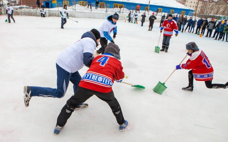Матч по брумболу в России. пока что с обычными мётлами. фото с сайта mpogazprom.ru