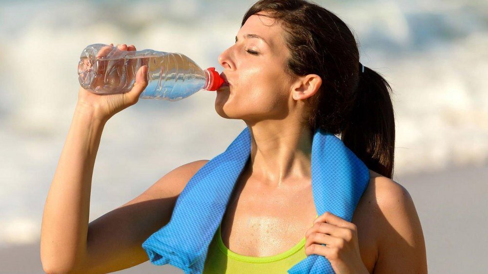 Много потею много пью. Девушка пьет воду на пляже. Йог пьет воду. Пьет воду из бассейна. Джесси пьет воду.