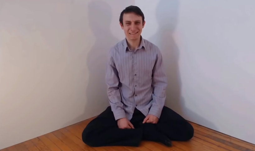 Бенджамин неожиданно начинает плакать (источник кадра: YouTube, канал "Benjamin Bennett")