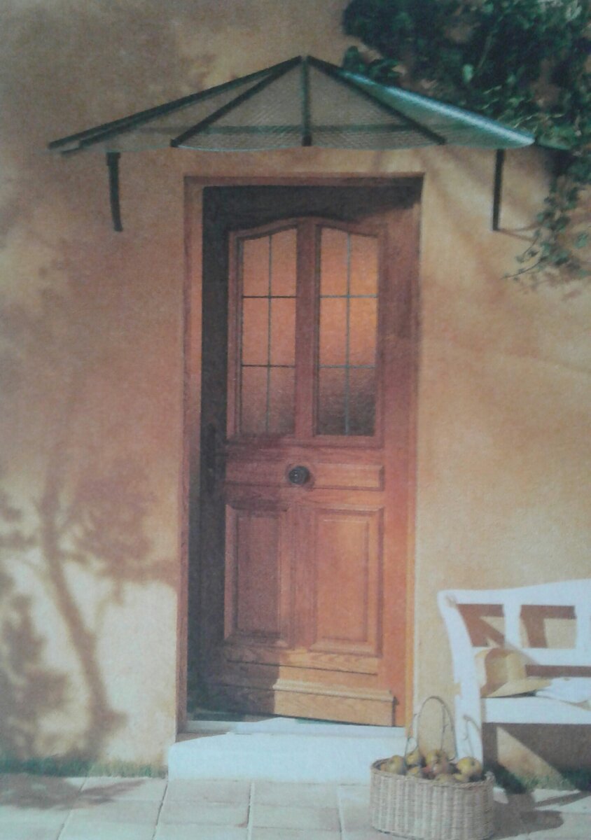 Дубовая, застеклённая в верхней части дверь.