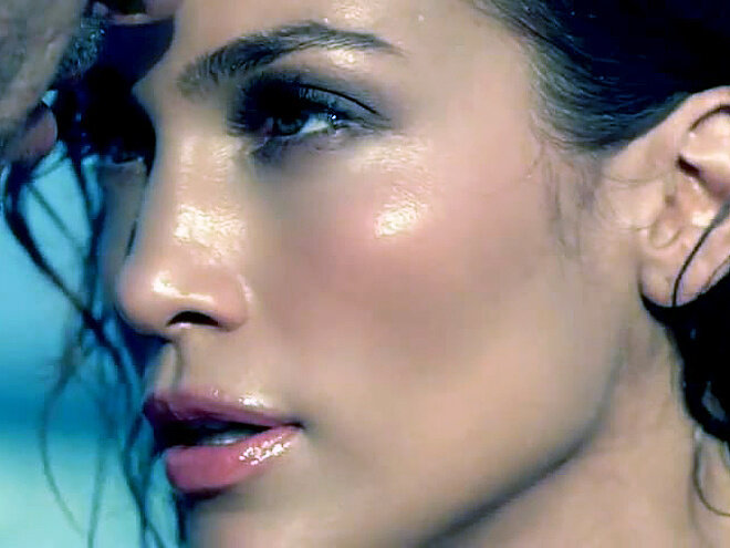 Дженнифер Лопез всегда акцентирует внимание на увлажнённой коже лица