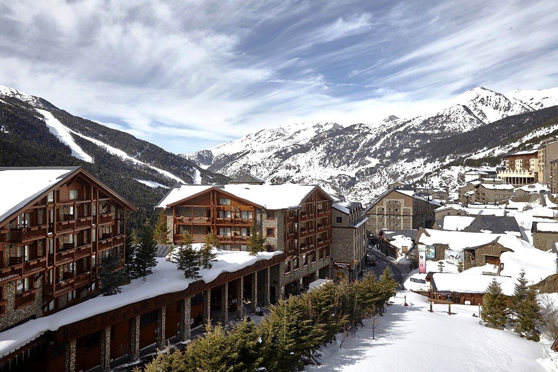 Ski village. Сольдеу Андорра. Андорра ла велла горы. Сольдеу Андорра горнолыжный курорт. Андорра курорт Эскальдес.