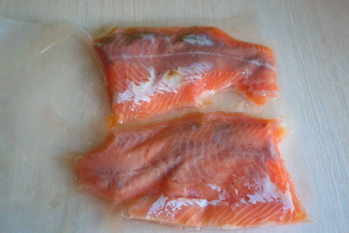 Рыба после заморозки. Испорченная слабосоленая форель. Испорченная вакуумная упаковка рыбы. Филе красной рыбы в вакуумной упаковке.