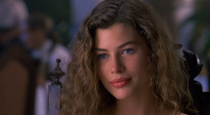 Роль роковой красотки в "Дикой орхидее" стала кинодебютом для Кэрри Отис