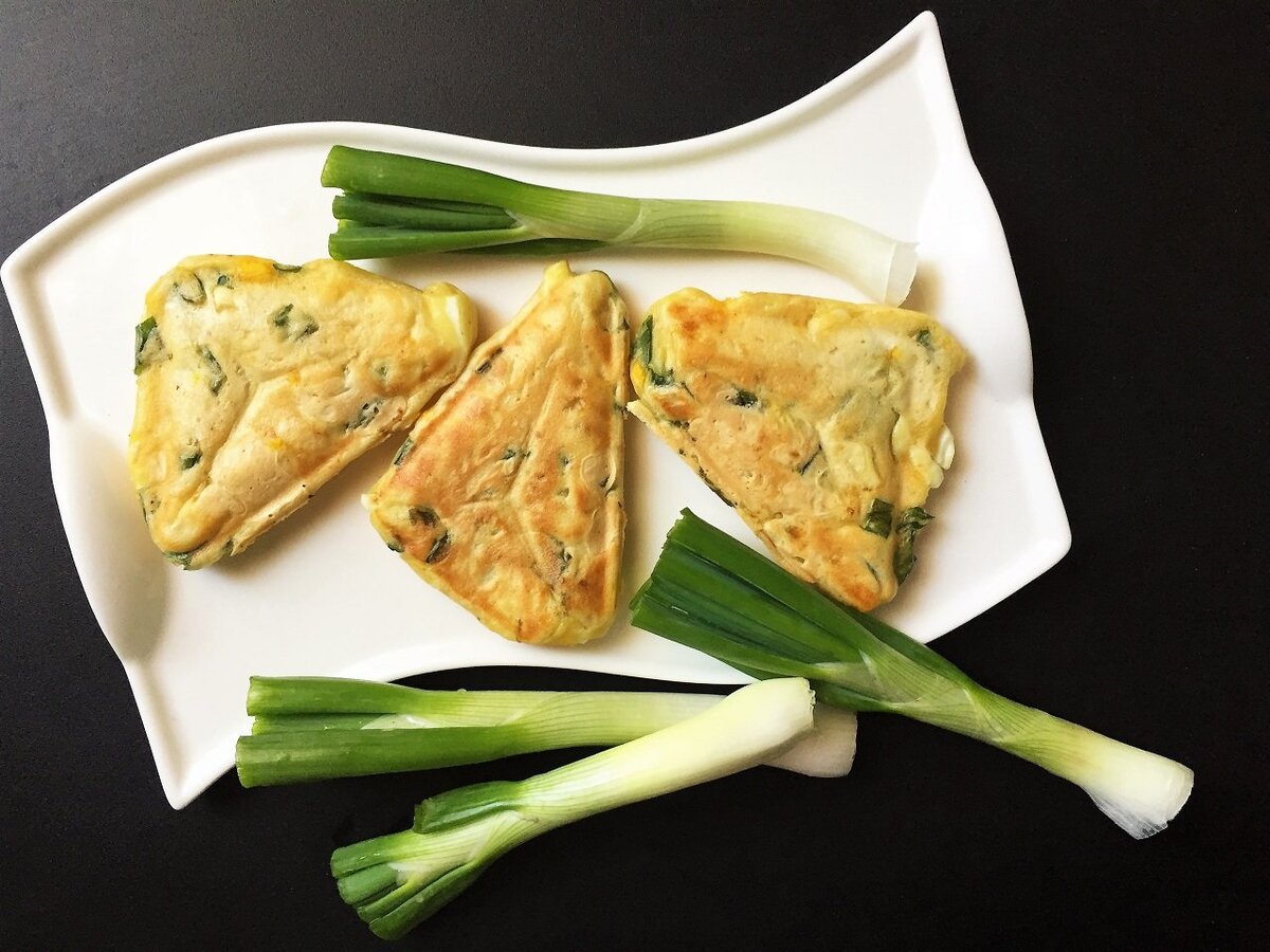 Оладьи с зелёным луком и яйцом - быстрый вкусный завтрак на сковороде или в  мультипекаре | О счастье тут | Дзен