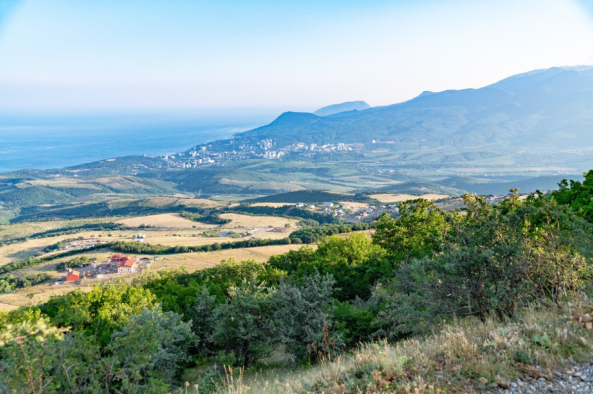 Село крым. Лучистое Алушта. Село лучистое Алушта смотровая. Гора Кастель Алушта Военная часть. Видтна село лучистое Крым.