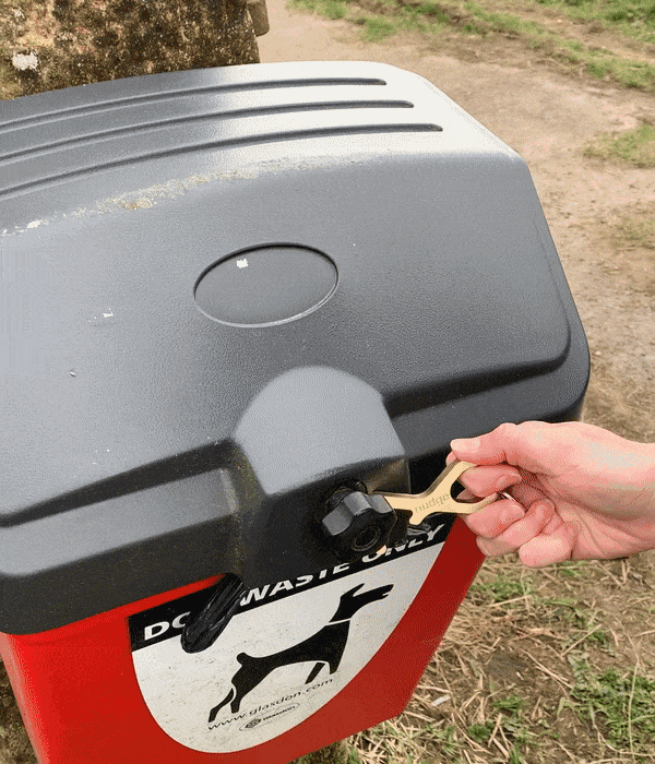 Можно открыть мусорный бак.