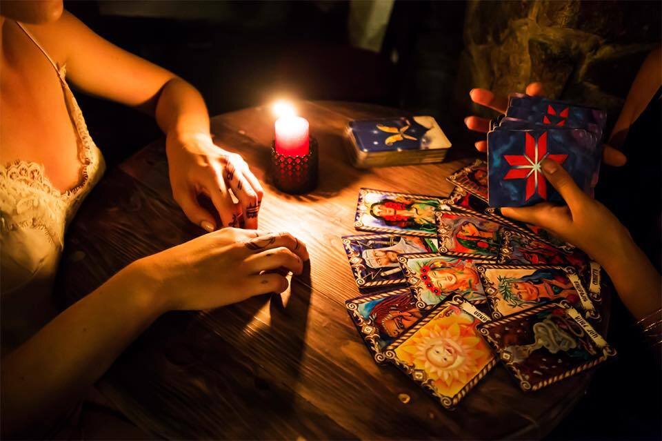 Иллюстрация с ресурса "Яндекс Картинки". Явно постановочное фото - гадальные карты нельзя "тасовать"