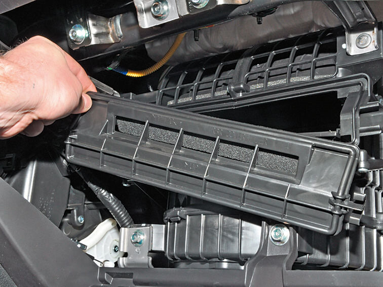 Далее снимаем заглушку путем нажатия на защелки и тянем на себя .