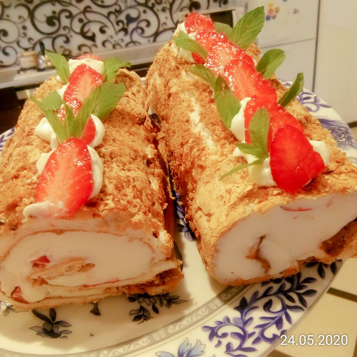 меренговый рулет с клубникой и мятой.