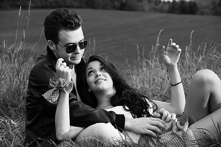 Источник фото: https://www.pickpik.com/couple-beauty-love-romance-sunset-hug-3807