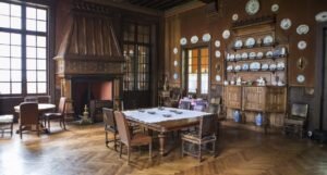  La chambre à dîner dans le château de Montaigne ( Столовая в родовом замке Монтеня)