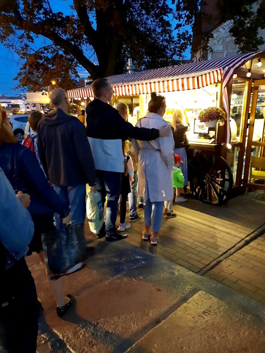 Прямо на Медовом мосту глинтвейн, меренговые пирожные, трубочки всякие. Я эту очередь тоже отстоял