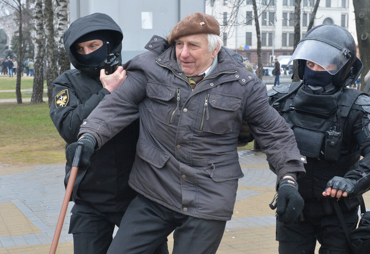  В 2017 году 80-летнего Яна Гриба задерживали сразу трое "бойцов" белорусского ОМОНа