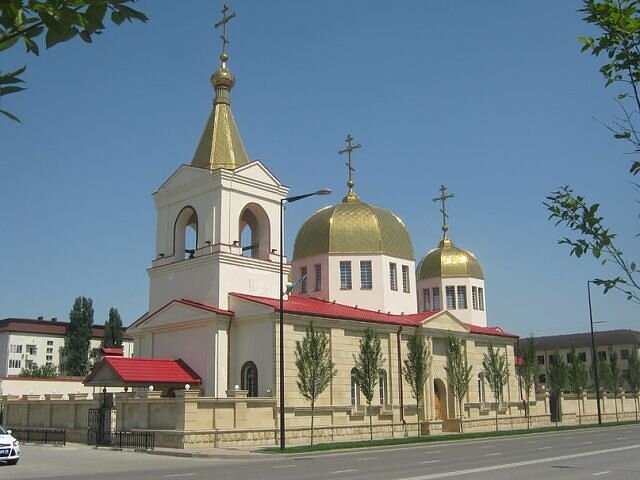 Храм архангела в грозном. Храм Михаила Архангела (Грозный). Православный храм Архангела Михаила в Грозном. Храм Михаила Архангела Чеченская Республика. Христианский храм в Грозном.