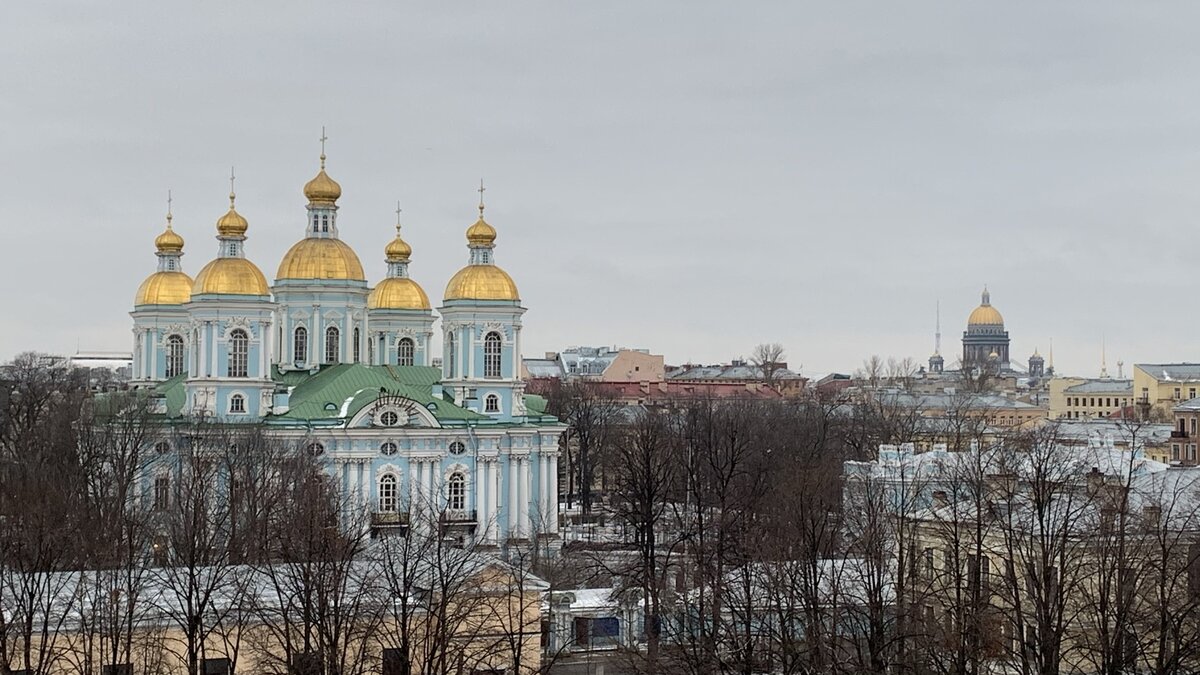 Вид на Никольский и Исаакиевский собор с башни в Никольских рядах 
