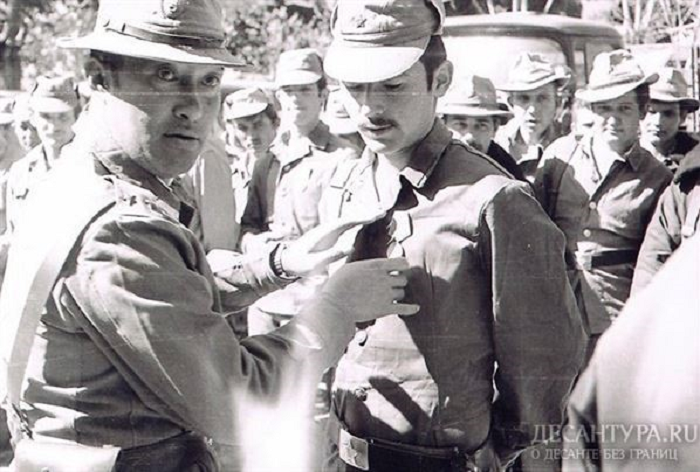 Керимбаев, Борис Тукенович награждает бойца отряда. Фото сайта Десантура.ру